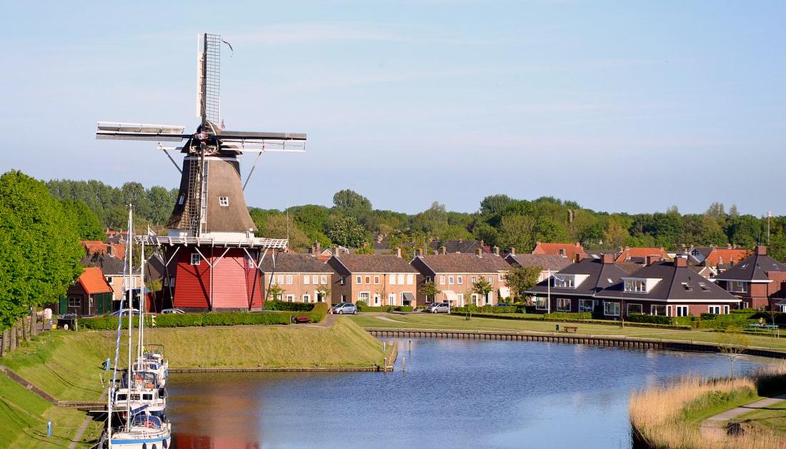4, Molen 03246 De Hoop (Dokkum), Martijn Scholtens (4-6-2013)Vanaf de buurmolen Zeldenrust gezien.   | Database Nederlandse molens