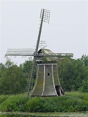 5, Molen 13511 De Mearmin / Geestmermeermolen (Damwoude / Damwâld), Harmannus Noot (25-6-2006).  De molen, nog op zijn vorige plek, in zeer slechte staat. | Database Nederlandse molens