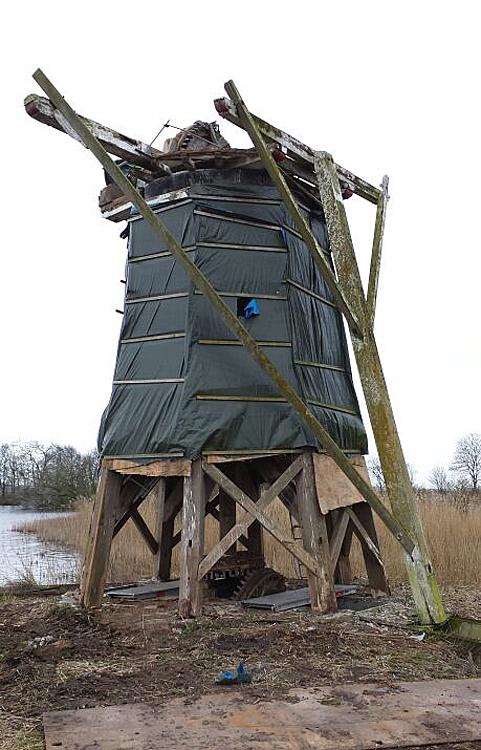 6, Molen 13511 De Mearmin / Geestmermeermolen (Damwoude / Damwâld), Syb Fennema (18-3-2014)Het restant van de molen, kort voordat hij voor de restauratie werd weggehaald.  | Database Nederlandse molens