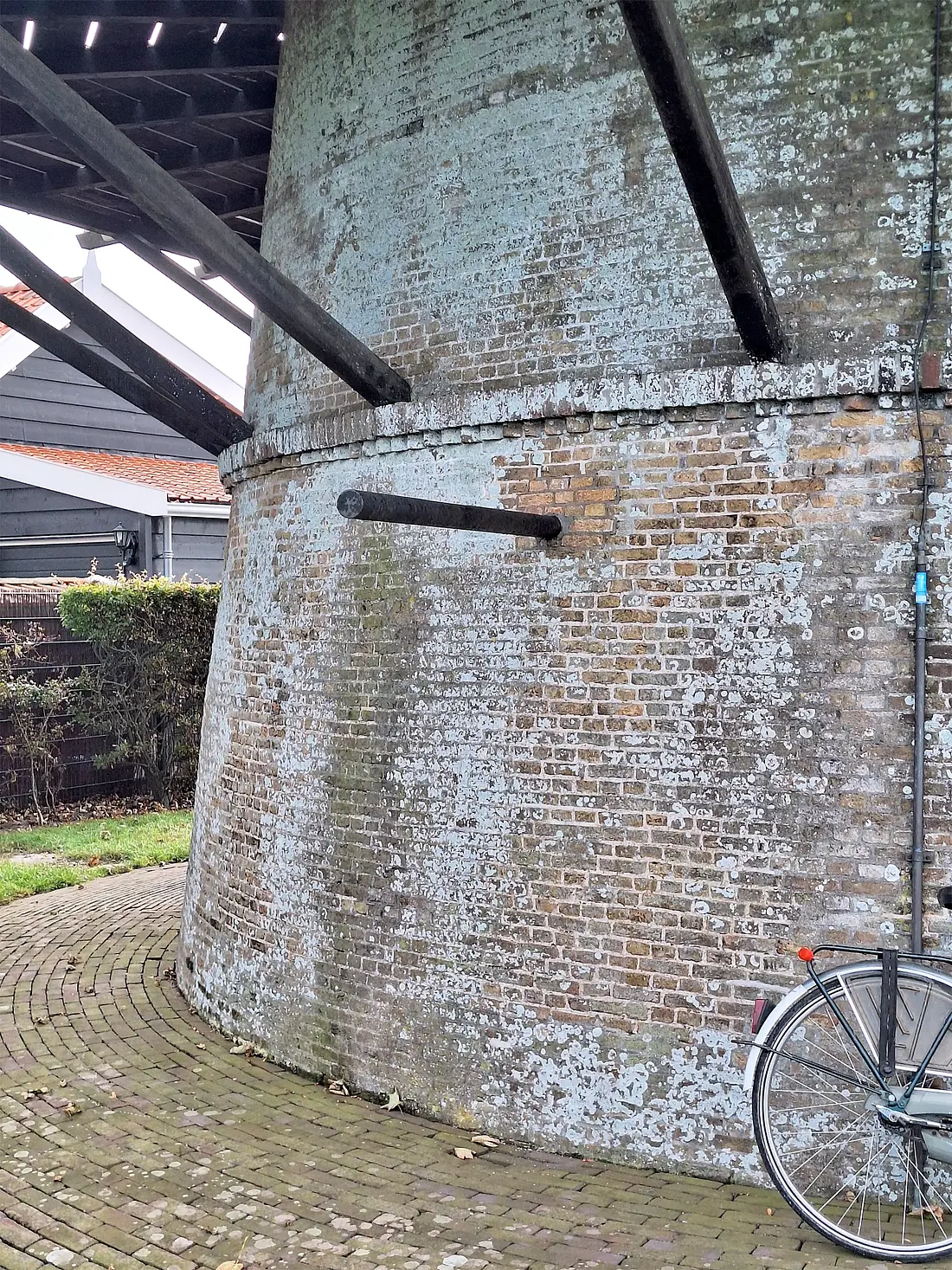 7, Molen 04905 De Korenbloem (Zonnemaire), Jay Verkerk (27-09-2025)&nbsp;De as van de motoraandrijving. Motor en motorhok zijn verdwenen. | Database Nederlandse molens