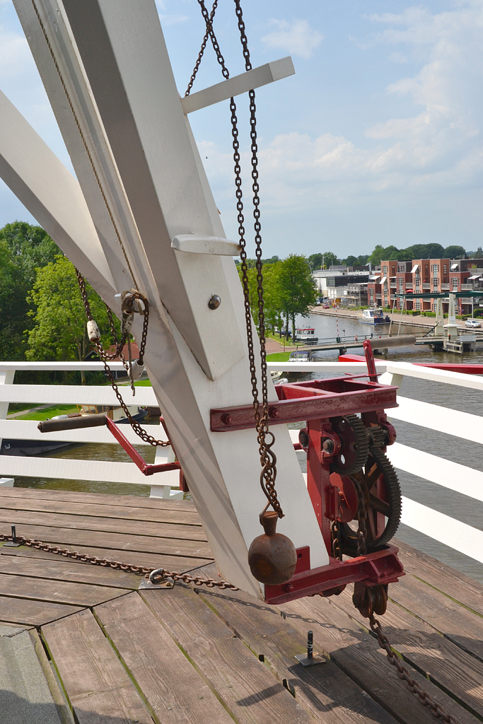 9, Molen 03247 Zeldenrust (Dokkum), Rob Pols (22-7-2017)De kruilier, de ketting met daaraan een gewicht voor de bediening van het Ten Have-wieksysteem en de rondgaande kruiketting. | Database Nederlandse molens