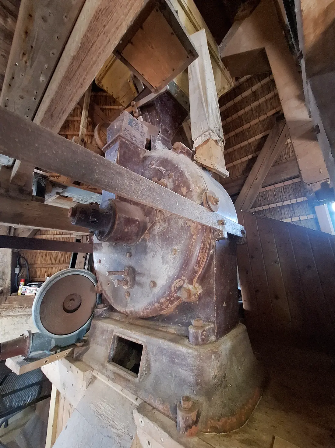 14, Molen 04898 De Zwaan (Kerkwerve), Jay Verkerk (27-09-2025)&nbsp;Het koppel verticale maalstenen.&nbsp; | Database Nederlandse molens
