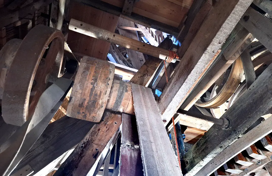 18, Molen 04898 De Zwaan (Kerkwerve), Jay Verkerk (27-09-2025)Onder de aandrijvings as van de mengketel en de buil (de meest linkse riem gaat naar boven naar de electromotor). Daarboven zit het luiwerk, door de luias omhoog te trekken wordt de riem strak getrokken, en loopt het luiwerk ook mee. | Database Nederlandse molens