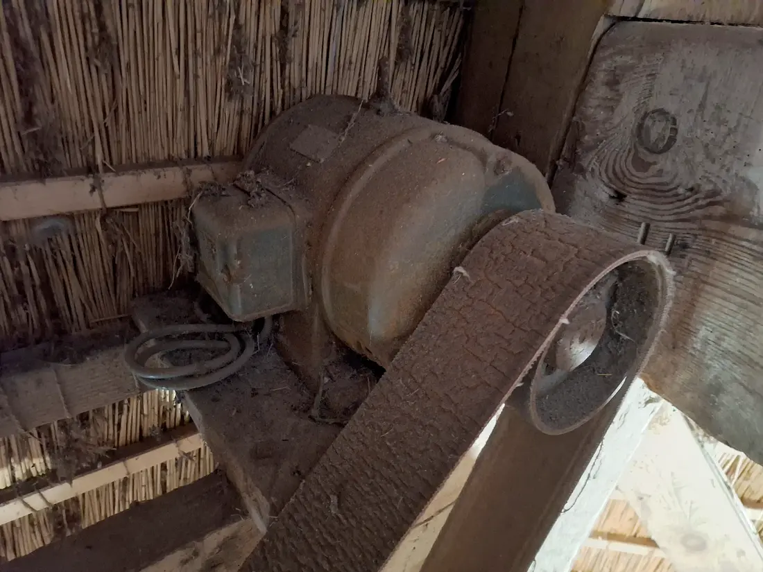19, Molen 04898 De Zwaan (Kerkwerve), Jay Verkerk (27-09-2025)De electromotor die de aandrijvings as van de buil en mengketel aandrijft.&nbsp; | Database Nederlandse molens