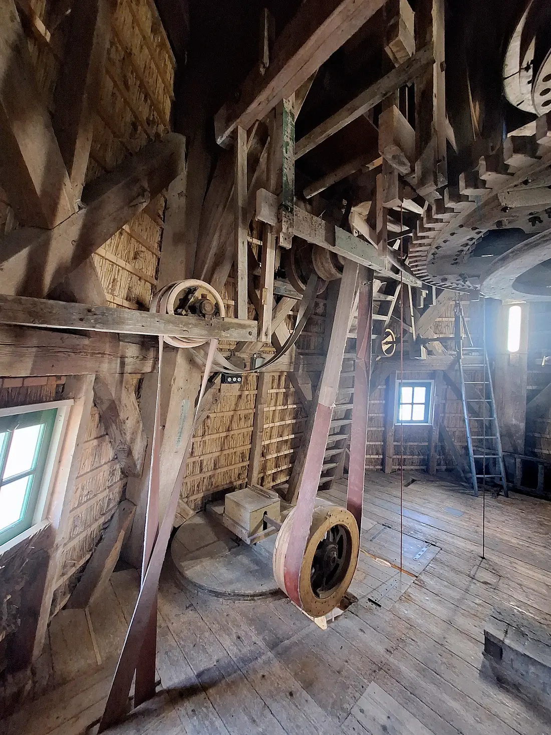 17, Molen 04898 De Zwaan (Kerkwerve), Jay Verkerk (27-09-2025)Links de aandrijving van de buil en rechts die van de mengketel.&nbsp; | Database Nederlandse molens