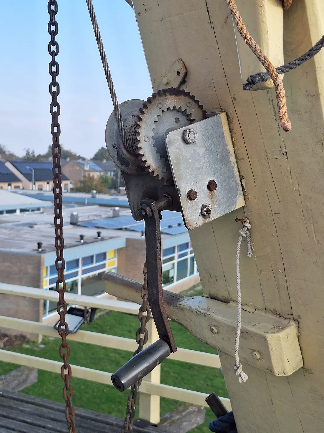 10, Molen 04899 De Graanhalm (Burgh-Haamstede), Jay Verkerk (27-09-2025). Het liertje om de klemband rond de kuip aan te trekken of te laten vieren.  | Database Nederlandse molens