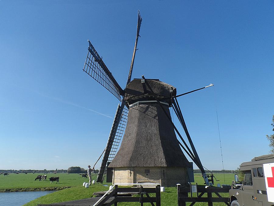 5, Molen 03004 De Poelen / De Puollen (Dronrijp / Dronryp), Julius Meijer (7-10-2013)De molen gaat stoppen, de zeilen worden geklampt. | Database Nederlandse molens