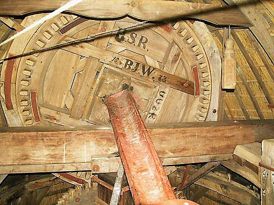 7, Molen 03004 De Poelen / De Puollen (Dronrijp / Dronryp), Willem Jans (10-9-2006)Het opvallend zware en dichte bovenwiel.  | Database Nederlandse molens