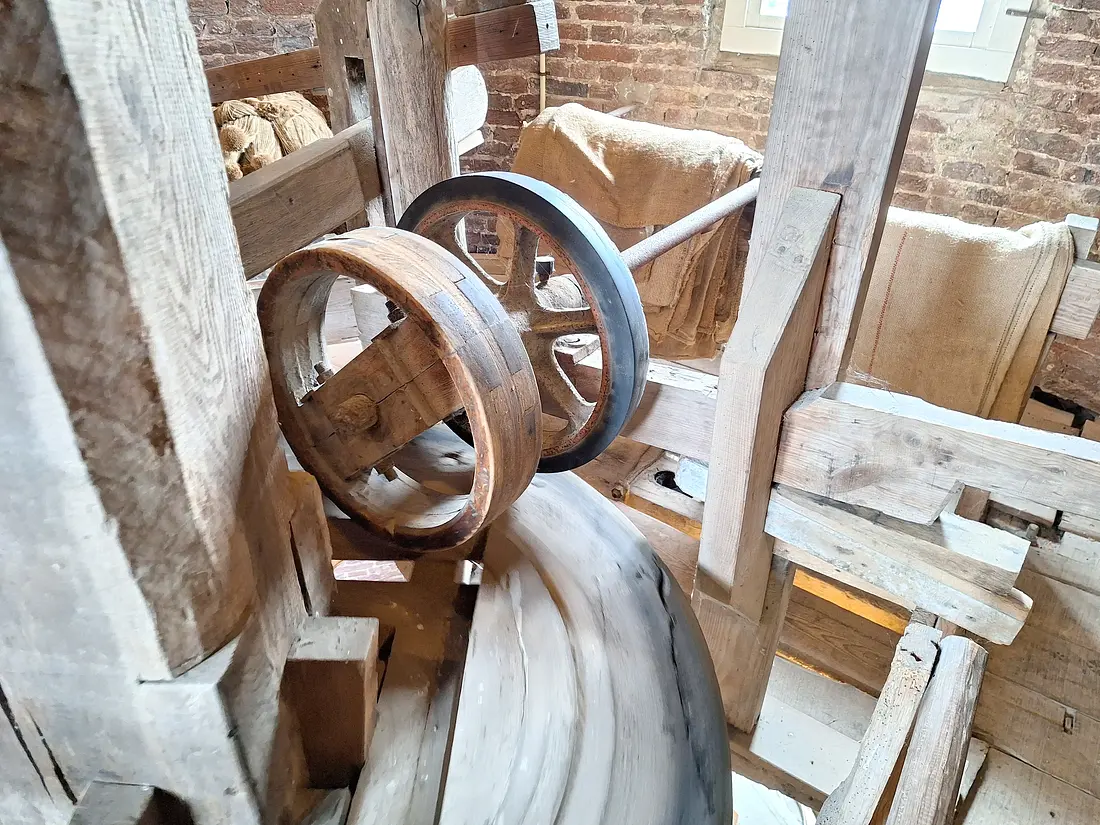 9, Molen 00184 Molen van Nijs / De Nijverheid (Stramproy), Jay Verkerk (05-10-2025)&nbsp;Het wiel dat op de luitafel sleept is afkomstig van een tank! | Database Nederlandse molens