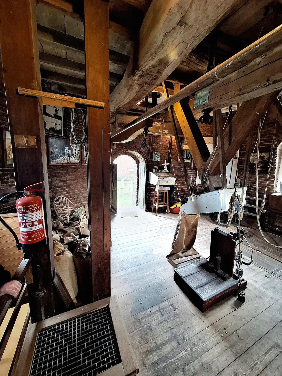 14, Molen 00184 Molen van Nijs / De Nijverheid (Stramproy), Jay Verkerk (05-10-2025)&nbsp;Twee maalpijpen die in één maalbak overlopen. | Database Nederlandse molens