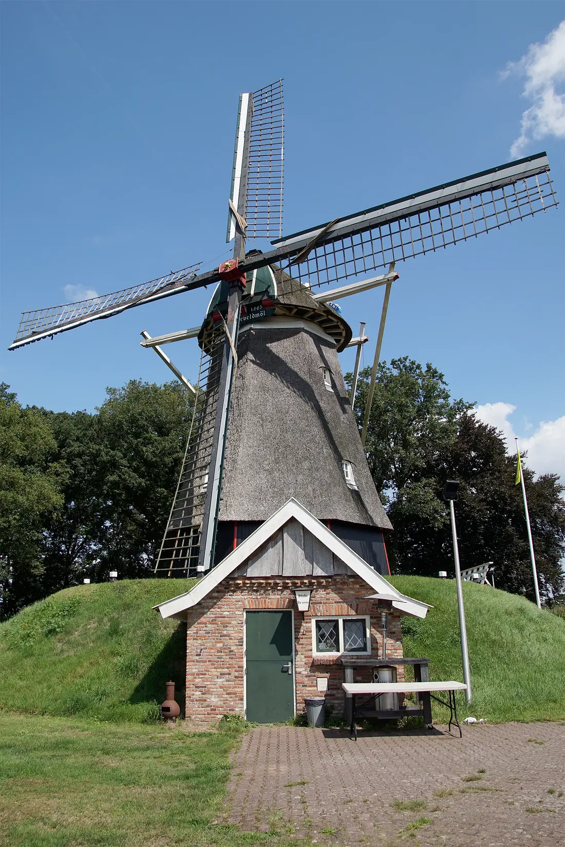 Molen 12172 Westerveld Möl (Tilligte), Boukje van Leijen (03-08-2025)&nbsp;Molen met Stadstaveerne Bikker Bar 1980 | Database Nederlandse molens