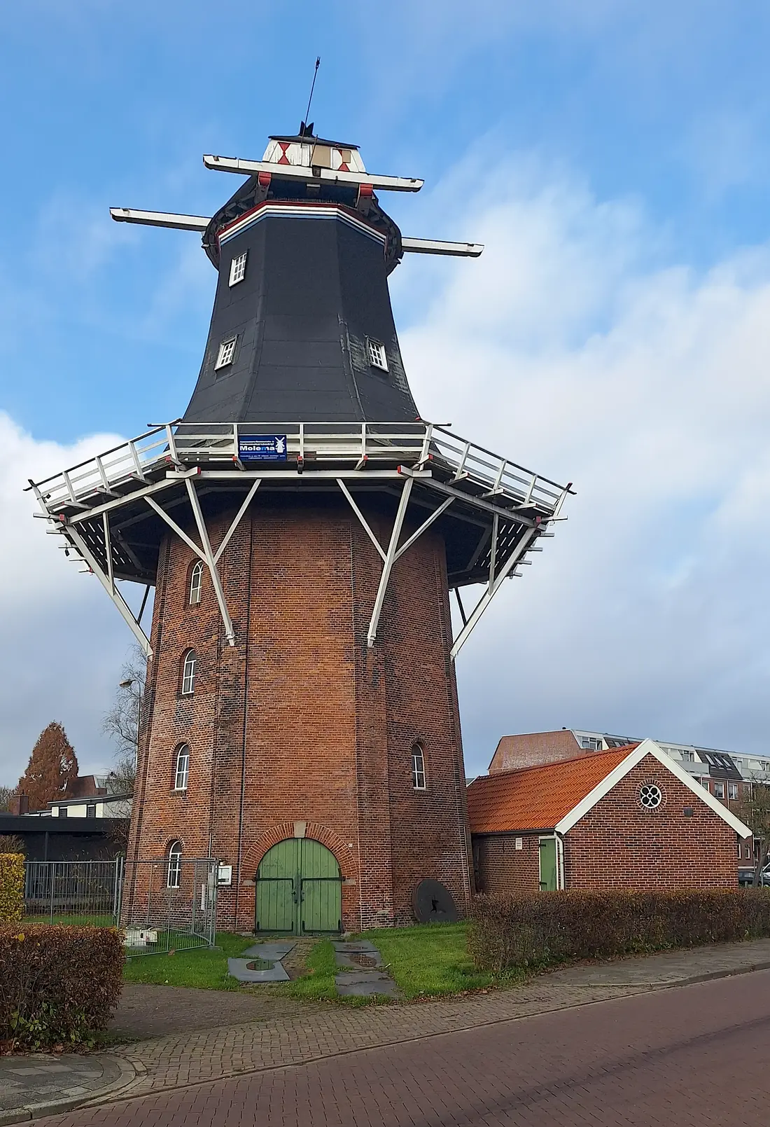 1, Molen 00569 Molen Dijkstra (Winschoten), Wouter Bakker (11-11-2025)&nbsp;De molen in herstel: het gevlucht is gestreken en de staart verwijderd. | Database Nederlandse molens
