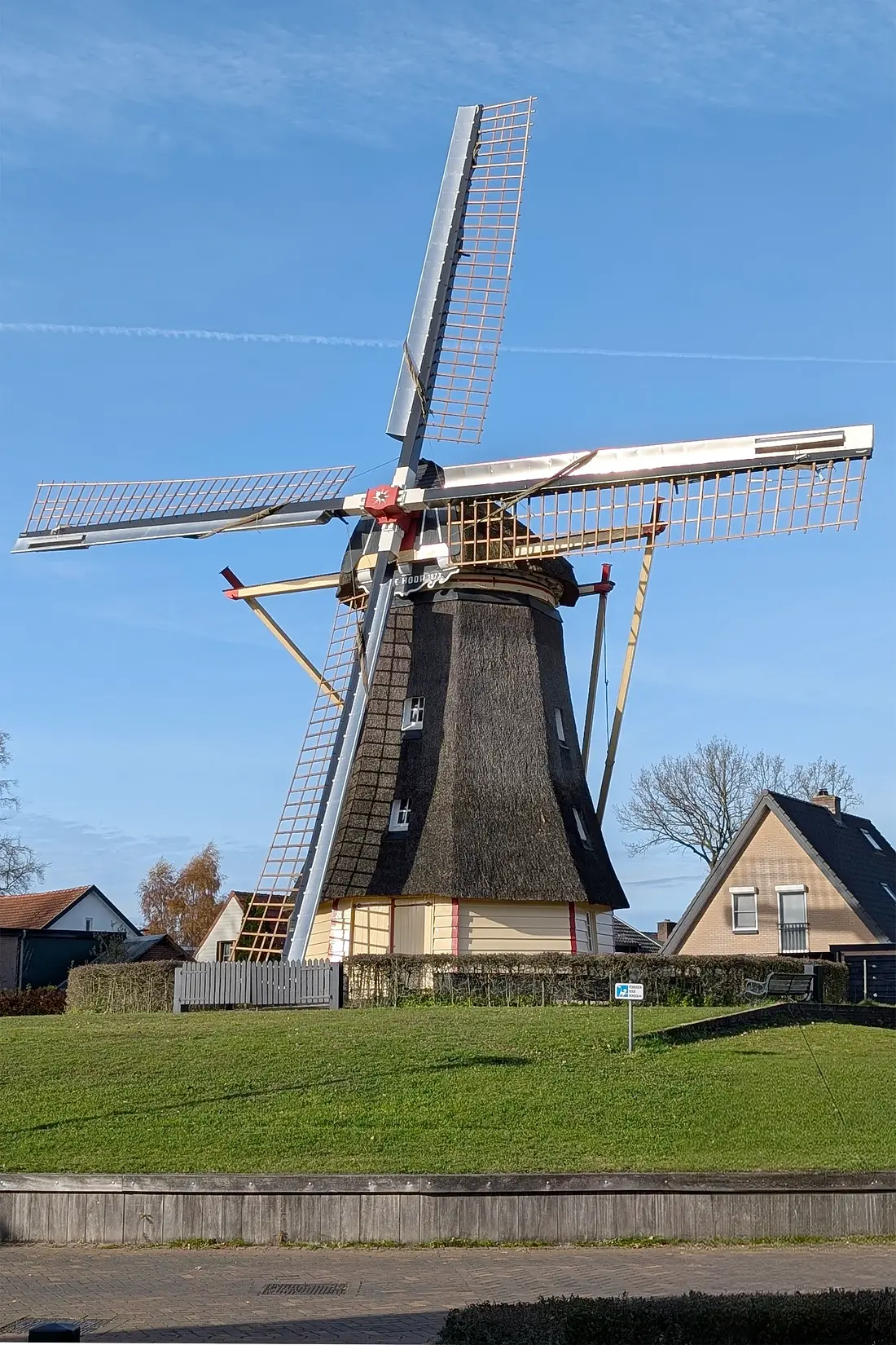 Molen 00095 De Hoop (Lunteren), Dinant Hardeman (12-11-2025)&nbsp;De molen met het nieuwe wiekenkruis (geklonken roeden en Van Bussel stroomlijn met twee remkleppen)&nbsp; | Database Nederlandse molens