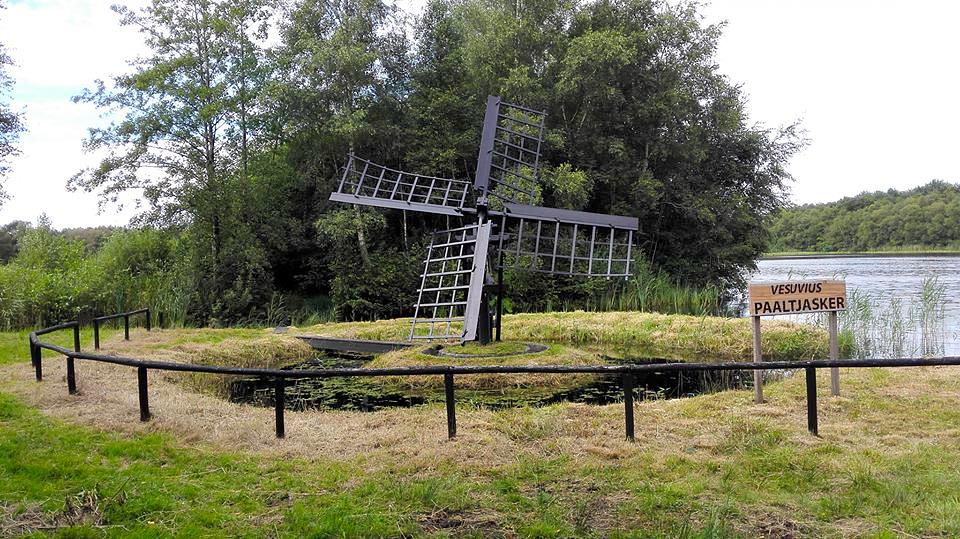 2, Molen 10019 Vesuvius (Stobbepoel) (Elsloo / Tronde), Teake Visser (14-8-2016) De molen na een recente opknapbeurt , ook is een nieuw naambord geplaatst. | Database Nederlandse molens