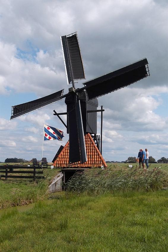 Molen 06486 Jansmole (Goëngahuizen/ Goaiïngahuzen), G. den Os (1-9-2018)De molenaar schrijft: Bezoek is tamelijk zeldzaam op poldermolens. Als ze zich aankondigen hijsen we de vlag. | Database Nederlandse molens