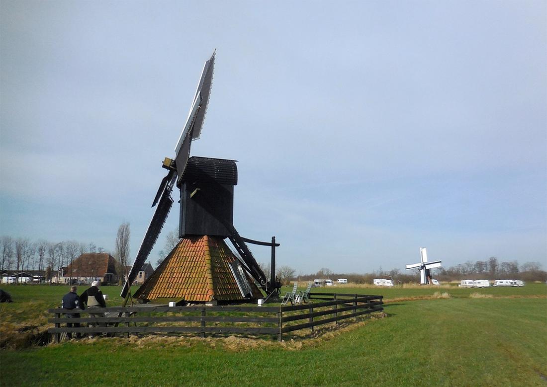 2, Molen 06486 Jansmole (Goëngahuizen/ Goaiïngahuzen), Anon. (4-2018)De helling van as en wiekenkruis is 20 graden. Bij kleinere vierkante spinnekoppen is het zeker 25-30 graden.  | Database Nederlandse molens