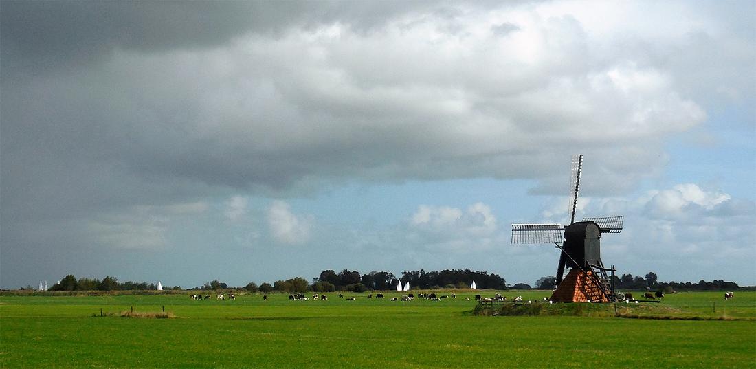 4, Molen 06486 Jansmole (Goëngahuizen/ Goaiïngahuzen), Anon. (28-9-2018)Bij de camping is een jachthaventje dat vlak bij de Wijde Ee ligt, het meer dat door de Tynje met de Pikmeer is verbonden. Voorbij het jachthaventje vaar je door de Modderige Bol, waar onze zustermolen naar genoemd is. Zo kun je binnendoor op wat kleiner water richting Veenhoop varen en omzeil je het grotere water, de Sitebuurster Ee en een stuk van de zeer bochtige Kromme Ee. Dat zie je op de foto meer in omgekeerde richting gebeuren en hangt van de wind af.  | Database Nederlandse molens