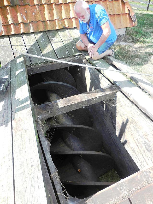 7, Molen 06486 Jansmole (Goëngahuizen/ Goaiïngahuzen), Anon. (1-9-2018)De houten vijzel in zijn houten bak.  | Database Nederlandse molens