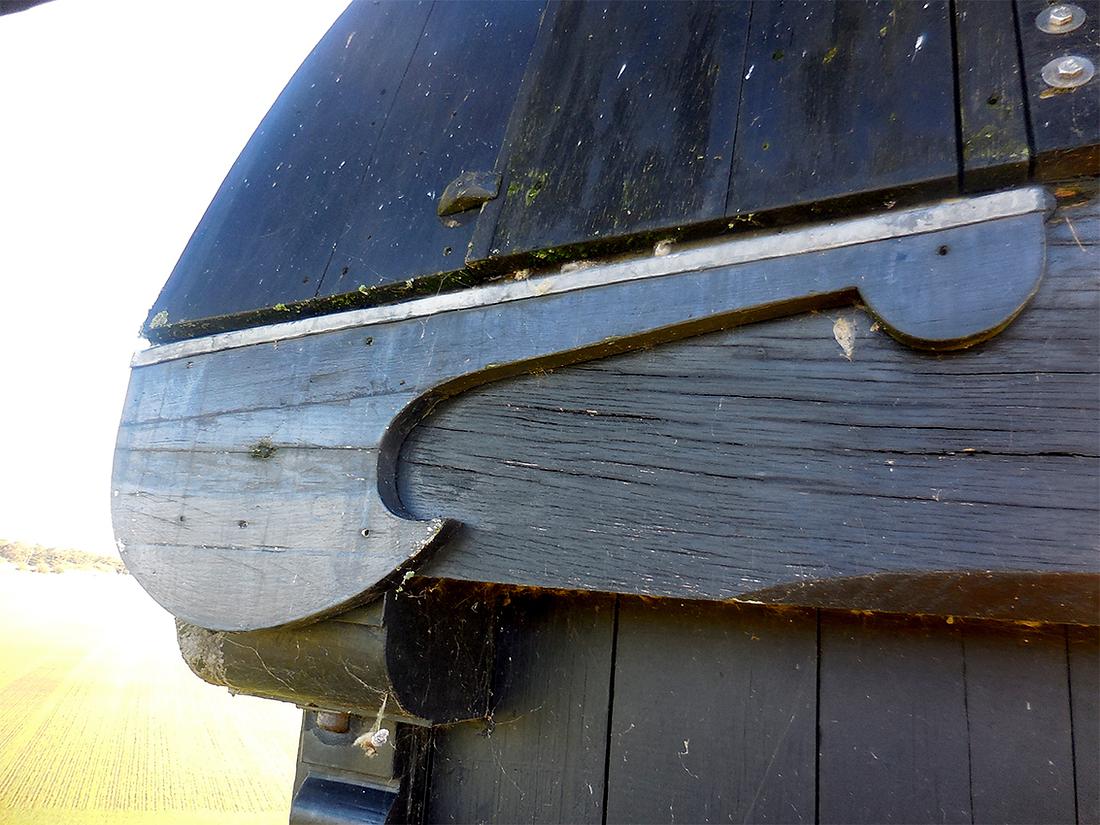 9, Molen 06486 Jansmole (Goëngahuizen/ Goaiïngahuzen), Anon. (23-9-2018)Het typische dwarse plankje (Sipman) tegen de windpeluw van de Noordelijke molens. We noemen dat “It hamstik” of hamstuk. | Database Nederlandse molens