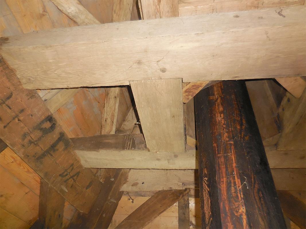 13, Molen 06486 Jansmole (Goëngahuizen/ Goaiïngahuzen), Anon. (22-6-2018)De onderste kokerbalken en de spil. | Database Nederlandse molens