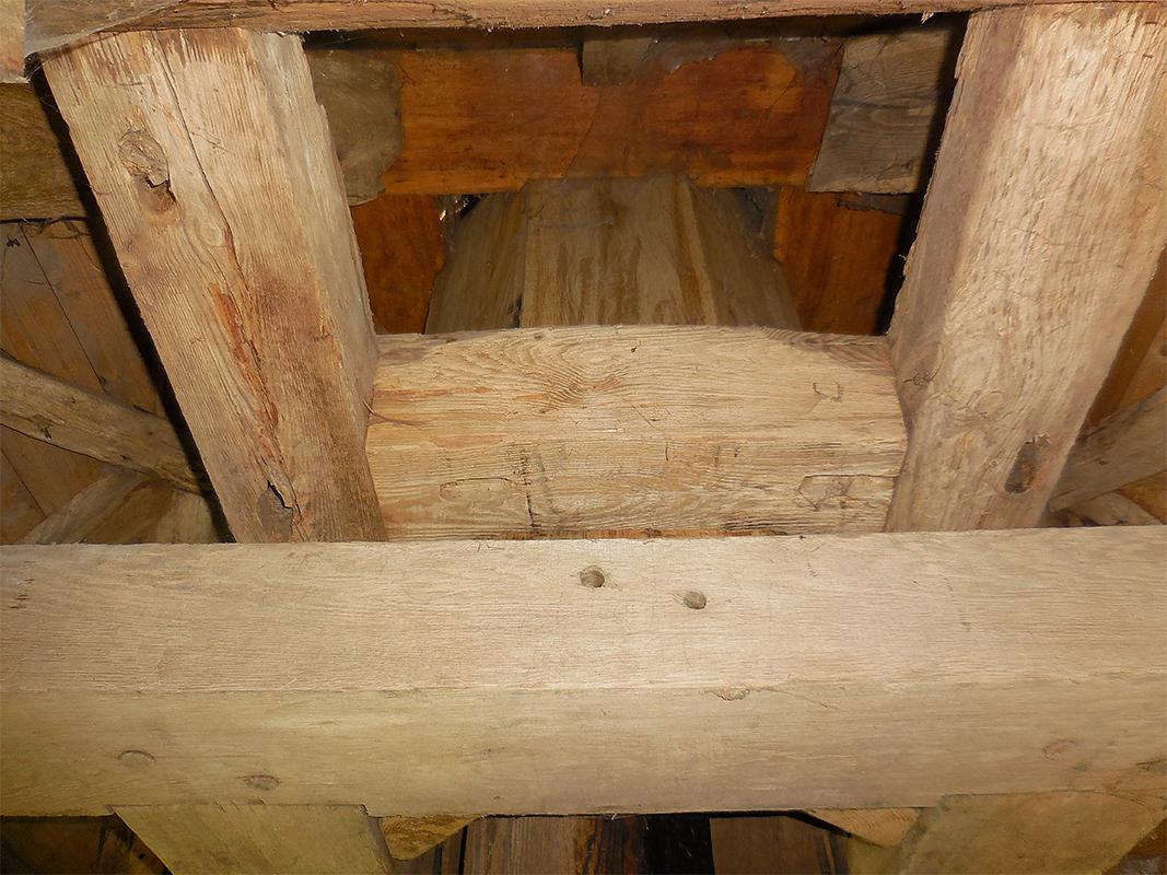 14, Molen 06486 Jansmole (Goëngahuizen/ Goaiïngahuzen), Anon. (22-6-2018)Volgens kenners moeten die bovenste kokerbalken nog afkomstig zijn van dwars getuigde roeden. | Database Nederlandse molens