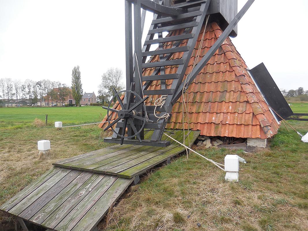 8, Molen 06486 Jansmole (Goëngahuizen/ Goaiïngahuzen), Anon. (22-4-2017)Let op de zware trapconstructie. Kruireep, bezetreep, spaaktouwtje alles heeft zijn functie. Twee vangtouwen, één voor het lichten en één voor het belasten van de vang.  | Database Nederlandse molens