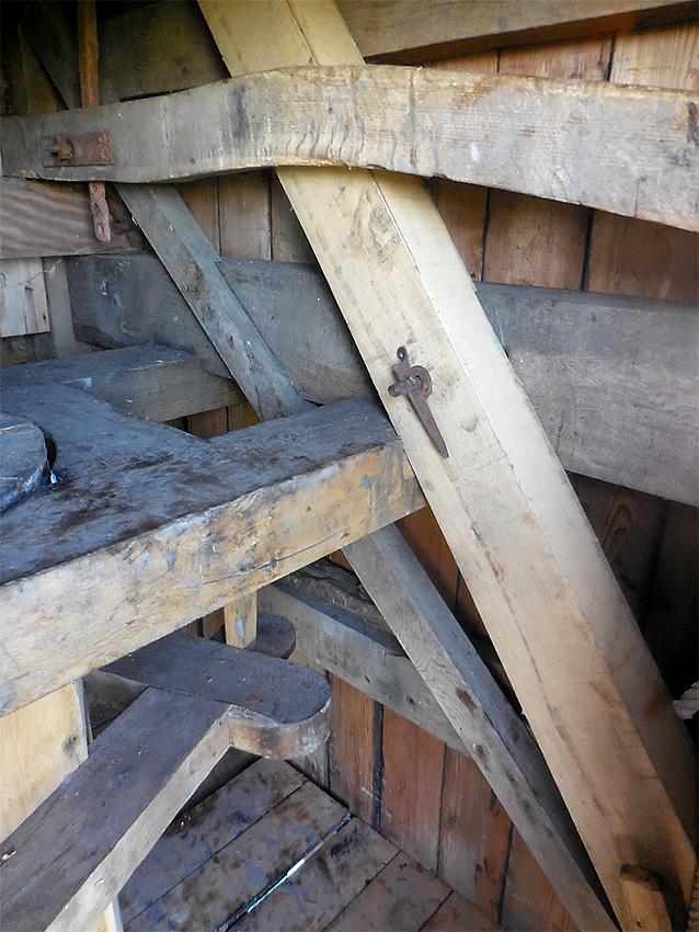 16, Molen 06486 Jansmole (Goëngahuizen/ Goaiïngahuzen), Anon. (23-9-2018)De zwaarste balk die van rechtsonder naar linksboven loopt is de in de kast tot in de daklijst doorlopende trapboom. | Database Nederlandse molens