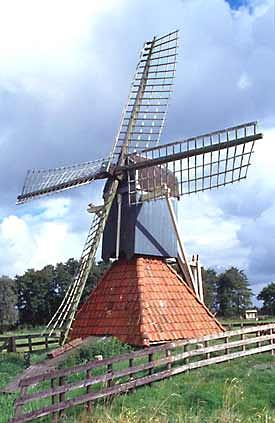 3, Molen 06441 De Bird / Koopmansmolen (Grouw / Grou), W. Jans (01-09-2001)De molen vóór de restauratie. Zoek de verschillen! | Database Nederlandse molens