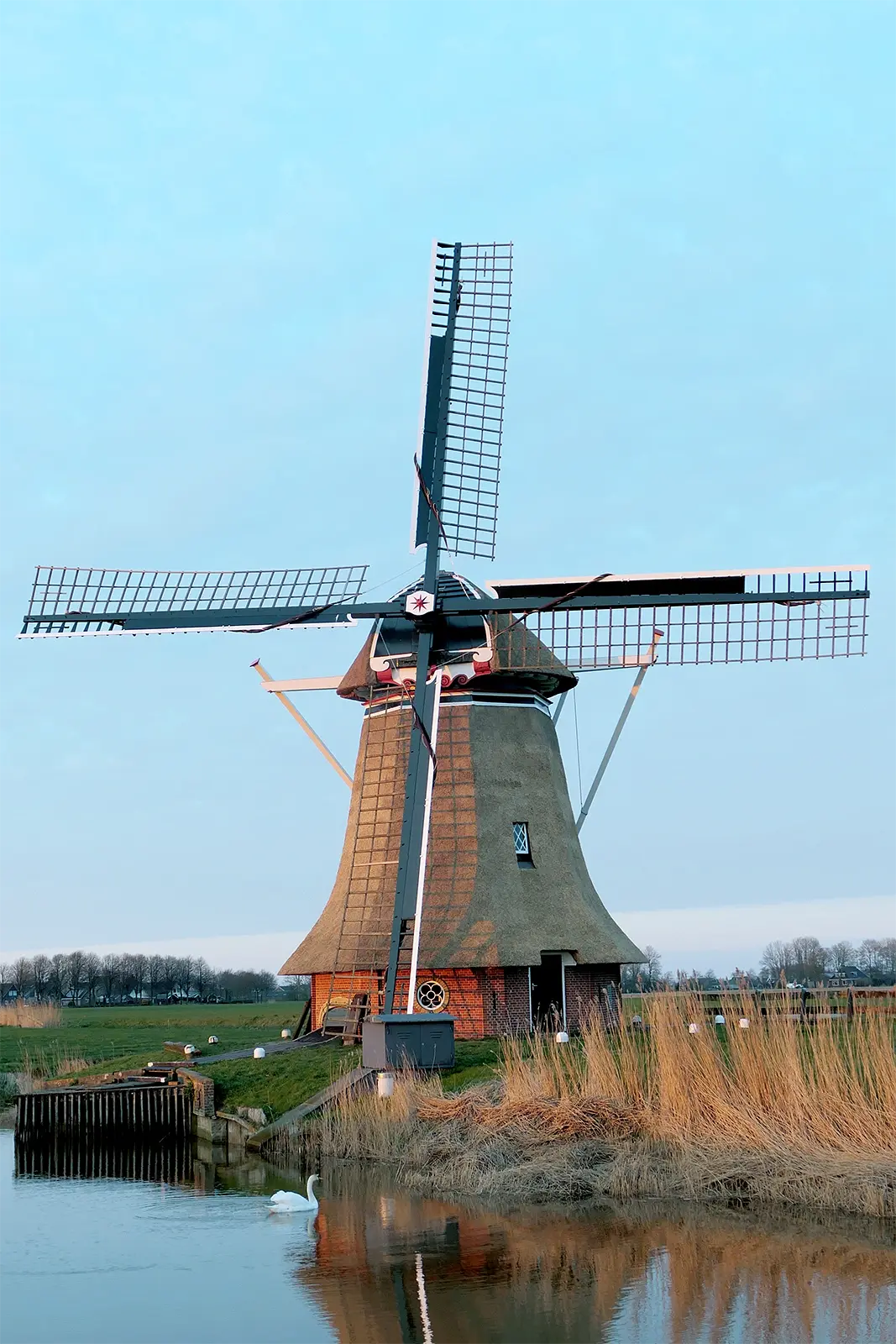 Molen 03224 De Hantumermolen (Hantum), Marco Kraal (4-4-2023)Recent opgeknapte Hantumermolen met nieuwe (opgerolde) zeilen. | Database Nederlandse molens