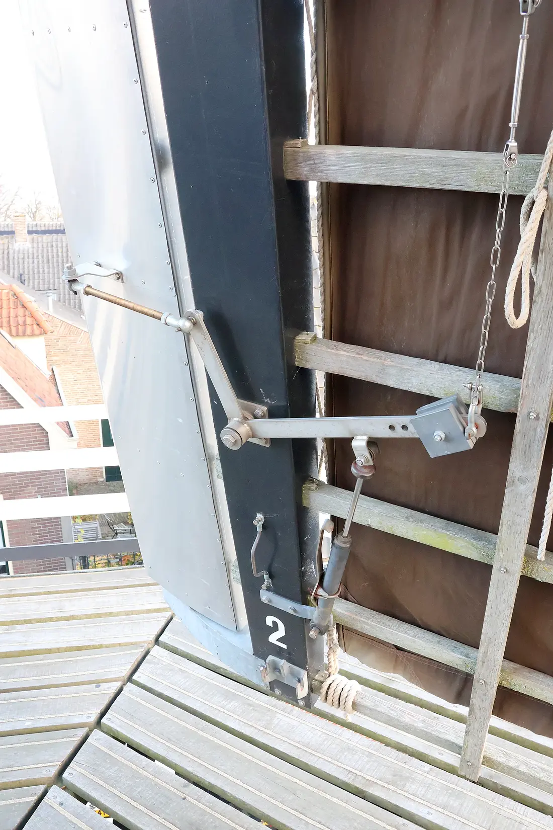 6, Molen 01836 De Fortuin (Hattem), Hans Driessen (08-11-2025)&nbsp;Deze foto laat een detail zien van de Bussel neuzen en de remkleppen. Bij deze molen is gekozen om de restauratie uit te voeren inclusief de restauratie van de Bussel neuzen. | Database Nederlandse molens