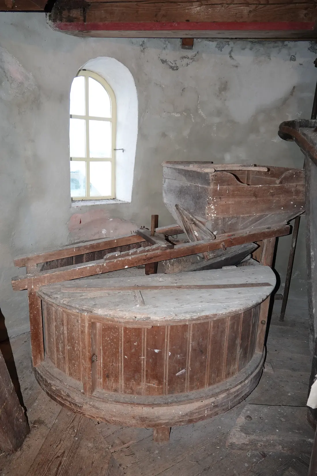 16, Molen 03319 De Koe (Veere), Vincent Mepschen (29-08-2025)&nbsp;De onderaandrijving (niet) in beeld: er lijkt een koppel stenen los te staan; niet is minder waar! | Database Nederlandse molens