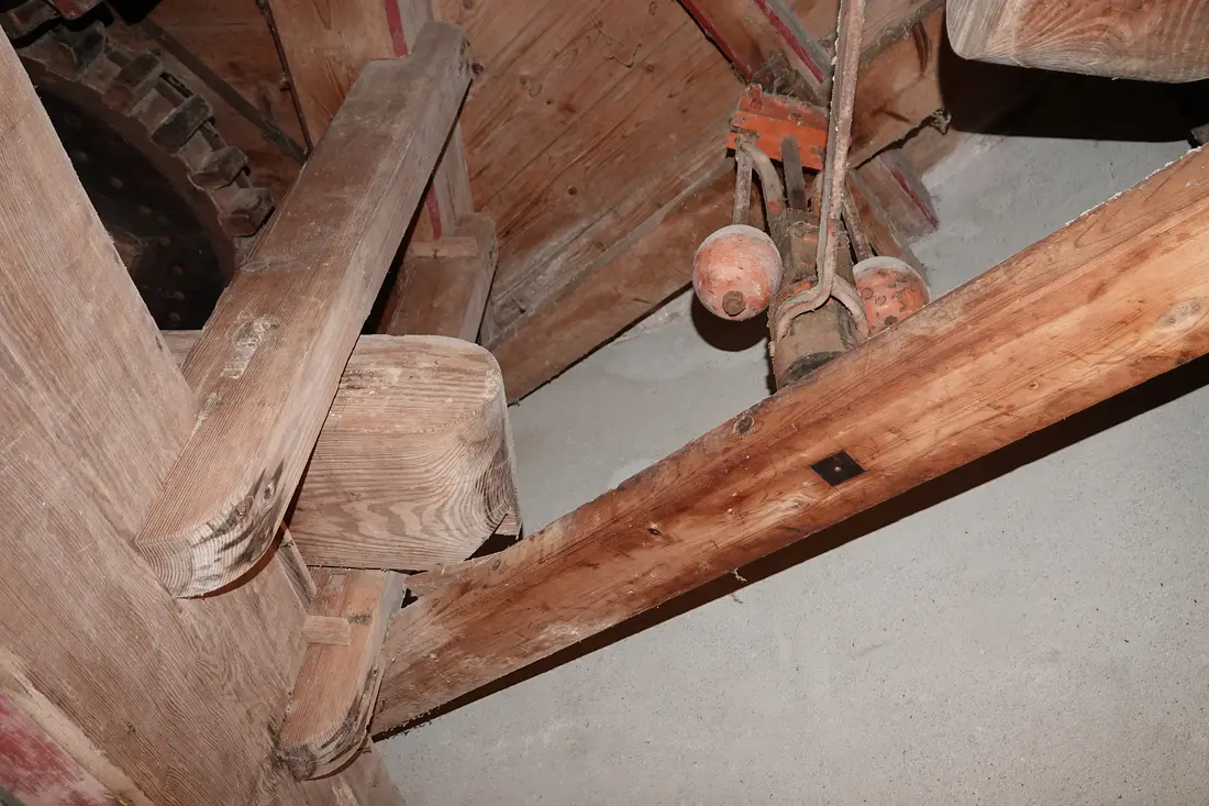 12, Molen 03319 De Koe (Veere), Vincent Mepschen (29-08-2025)&nbsp;Kussenblok voor lagering van één der stenen en regulateur. | Database Nederlandse molens