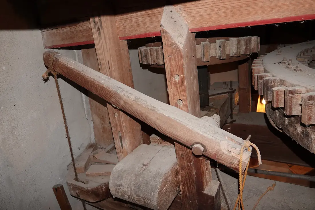 15, Molen 03319 De Koe (Veere), Vincent Mepschen (29-08-2025)&nbsp;Hier is duidelijk te zien hoe de sterwielen functioneerden ten opzichte van het spoorwiel: omhoog als er met dit koppel niet gemalen werd. | Database Nederlandse molens