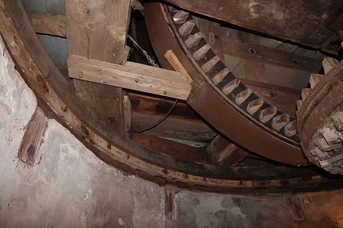 26, Molen 03319 De Koe (Veere), Vincent Mepschen (29-08-2025)&nbsp;Stut-achtige ondersteuning aan de onderzijde van de (hoepel)vang.&nbsp; | Database Nederlandse molens