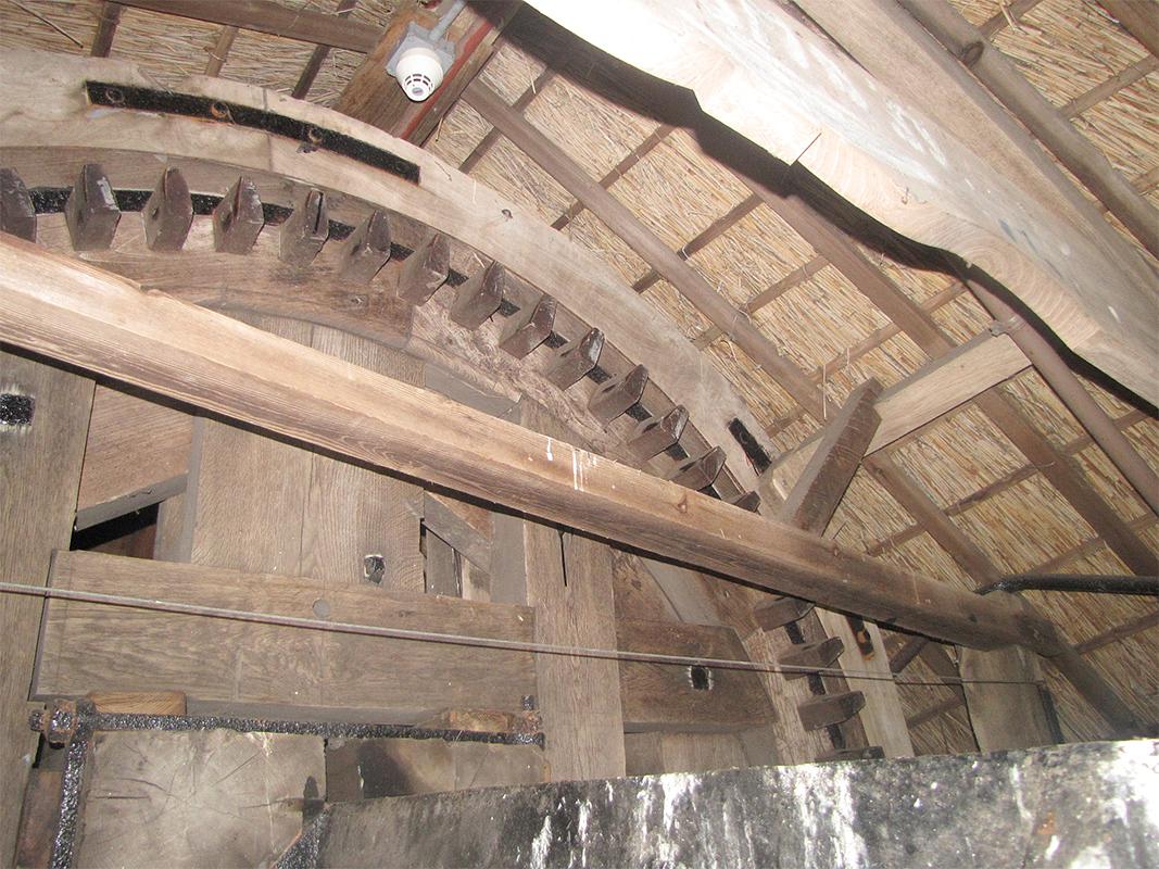 11, Molen 03224 De Hantumermolen (Hantum), Van Reeuwijk bouwmeester (1-7-2020)Het bovenwiel is van bijzondere constructie met zes plooistukken. Let ook op de rondgaande ingelaten ijzeren band in de velgstukken net buiten de kammen. Een bouwdetail dat molenmaker van Wieren bij andere door hem gebouwde molens ook heeft gebruikt. | Database Nederlandse molens