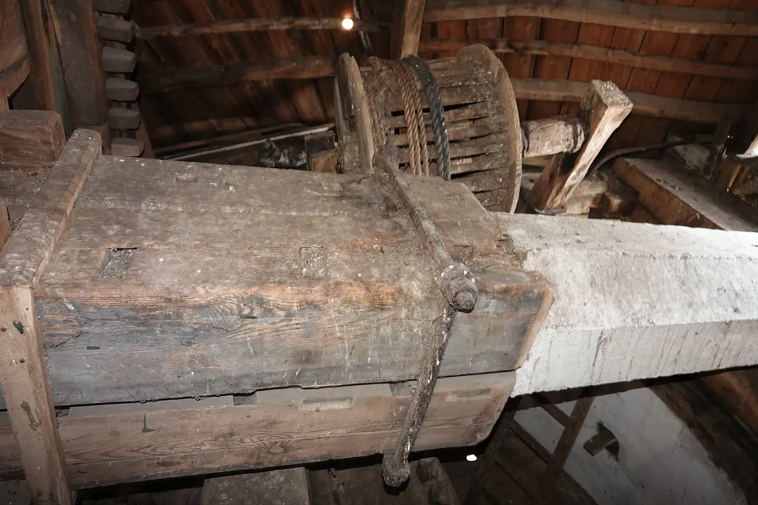 23, Molen 02778 Sint Oda (Weert), Vincent Mepschen (08-11-2025)&nbsp;De vulstukken om de bovenas zijn gemaakt uit oude molenroeden. | Database Nederlandse molens
