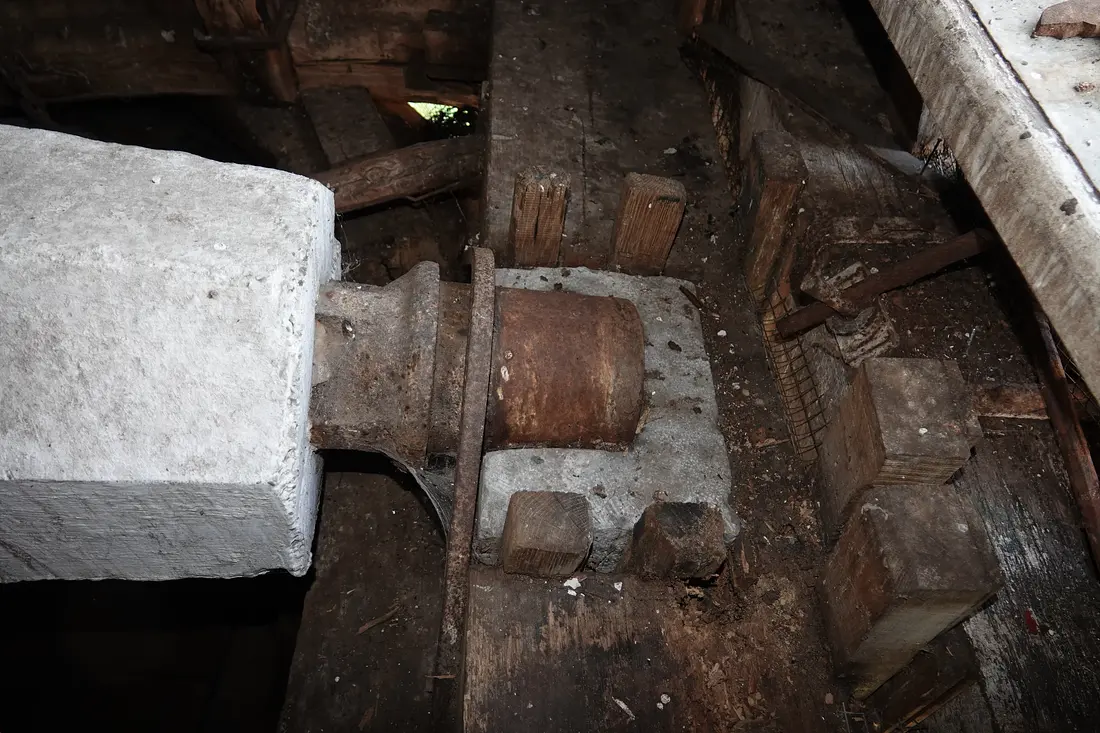 19, Molen 02778 Sint Oda (Weert), Vincent Mepschen (08-11-2025)&nbsp;Er is al geruime tijd niet meer gedraaid. Bemerk ook het enorme betongewicht op de bovenas! | Database Nederlandse molens