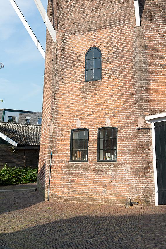 4, Molen 03273 Welgelegen / Tjepkema's molen (Heerenveen / It Hearrenfean), BB (19-9-2018)Nog altijd duidelijke sporen van de ophoging van meer dan een eeuw geleden. | Database Nederlandse molens