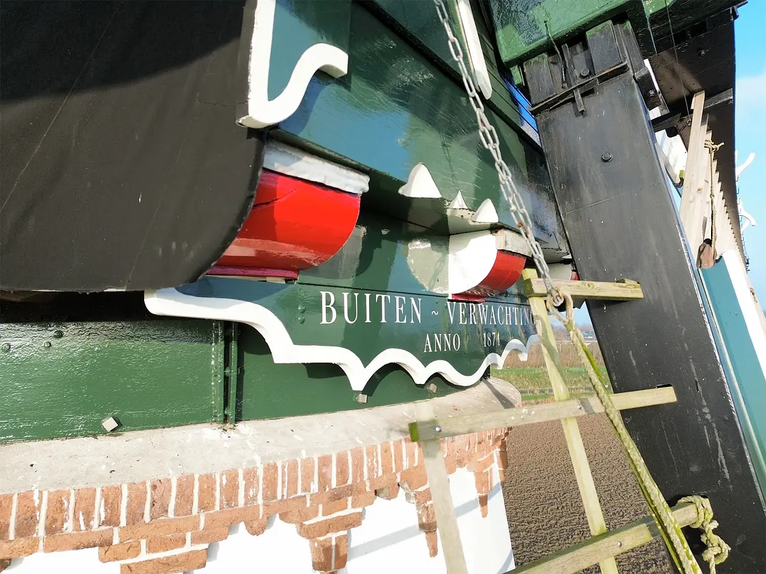 8, Molen 03560 Buiten Verwachting (Nieuw- en St. Joosland), Frank Joosse (21-11-2025)&nbsp;Bij vorige schilderbeurten waren plakletters aangebracht, nu zijn de oorspronkelijke letters weer terug aangebracht op de baard. | Database Nederlandse molens