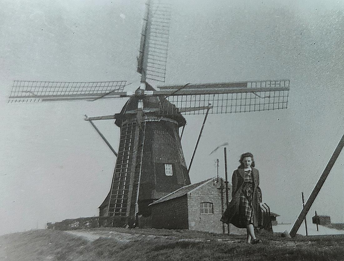6, Molen 01659 Nooit Gedacht / De Nijverheid (Arnemuiden), ​Foto van Jaap Klarenberg (10-04-1949) &nbsp;Afkomstig uit fotoalbum van mijn moeder W.S. Louwerse uit Middelburg die op de foto is afgebeeld en gemaakt door mijn vader J.Klarenberg uit Schipluiden. Ingezonden door Albert Klarenberg, 24-11-2025 | Database Nederlandse molens