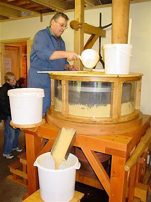 17, Molen 10251 De Verwachting (Hollum (Ameland)), Harmannus Noot (22-10-2005) Demonstratie van het malen van mosterd. | Database Nederlandse molens