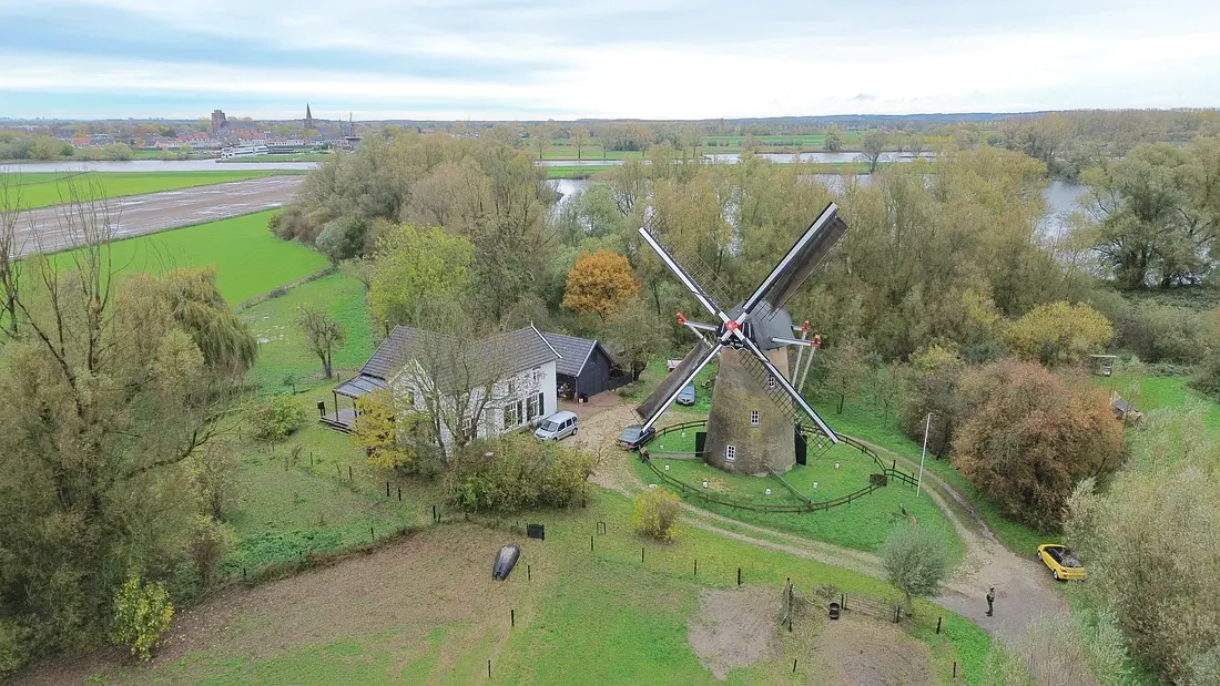 1, Molen 00085 De Hoop (Rijswijk), Vincent Mepschen (01-11-2025)&nbsp;Op de achtergrond Wijk bij Duurstede met molen Rijn en Lek | Database Nederlandse molens