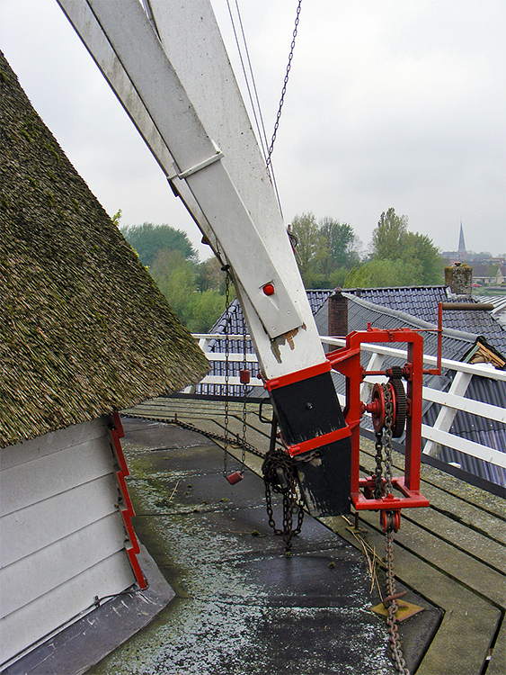 6, Molen 03064 De Hoop (Holwert / Holwerd), Martin E. van Doornik (13-5-2017)De staart met rondgaande kruiketting. | Database Nederlandse molens