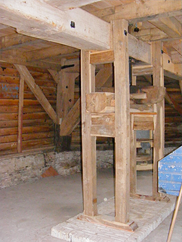 7, Molen 03064 De Hoop (Holwert / Holwerd), Martin E. van Doornik (13-5-2017)Begane grond met een van de beide hangers van de brugbalk van de pelstenen. | Database Nederlandse molens