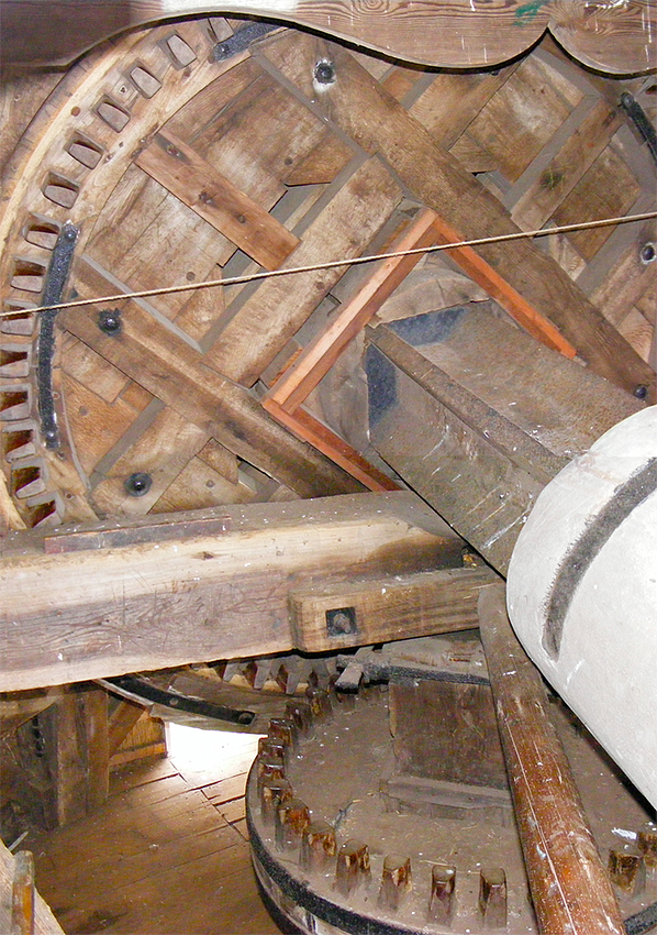 10, Molen 03064 De Hoop (Holwert / Holwerd), Martin E. van Doornik (13-5-2017)Bovenwiel, bonkelaar en de bovenas met betonnen blok.  | Database Nederlandse molens