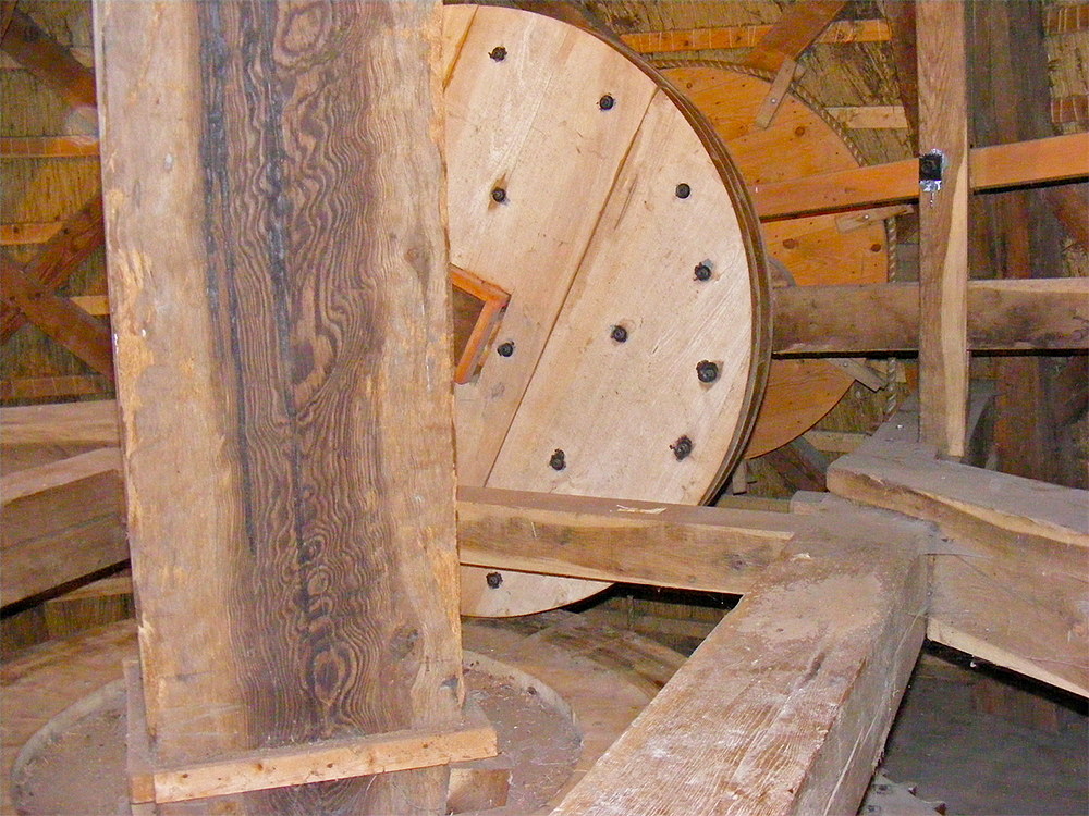 9, Molen 03064 De Hoop (Holwert / Holwerd), Martin E. van Doornik (13-5-2017)Spoorwiel met sleepluiwerk en gaffelwiel vlak onder de kapzolder. | Database Nederlandse molens