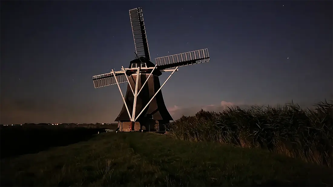 6, Molen 03065 Miedemûne / De Miedenmolen (Holwerd / Holwert), Jan Pieter Visser (10-9-2022)Foto in de nacht met helder weer. | Database Nederlandse molens