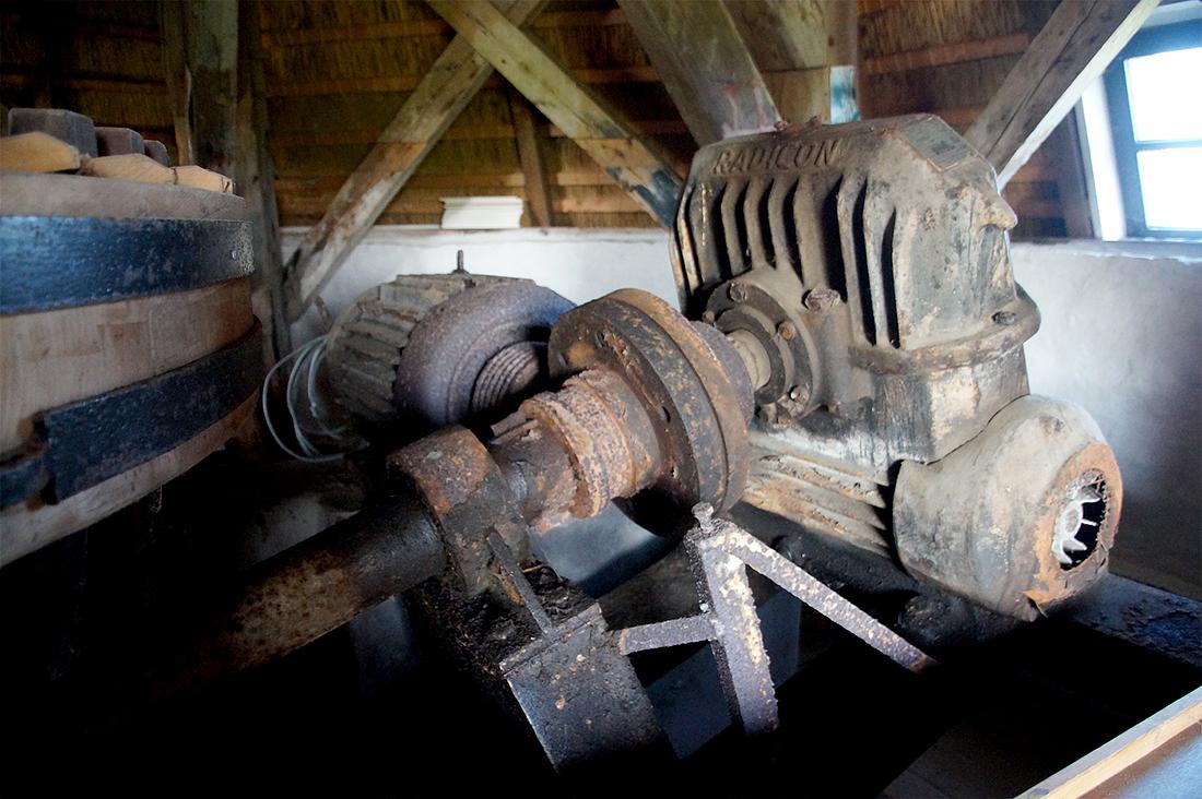 9, Molen 03065 Miedemûne / De Miedenmolen (Holwerd / Holwert), Matthieu Hoogduin (9-10-2021)De vijzel kan ook met een elektromotor worden aangedreven. | Database Nederlandse molens