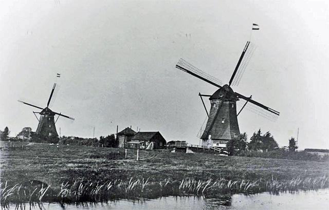 5, Molen 00927 Eendragtspolder,  Nr. 1 , Noordelijke bovenste middelmolen (Zevenhuizen), Foto onbekend, links molen 1 en rechts molen 2 | Database Nederlandse molens