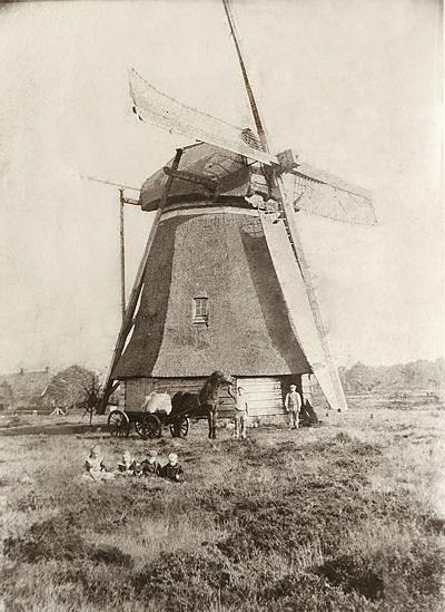 Molen 02756 a Molen van Wapse (Wapse), Foto: collectie mw. Elza Boddéus, opname rond 1908 | Database Nederlandse molens